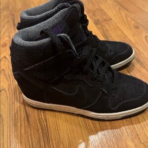 👟NIKE WEDGE PURPLE STYLE DUNK SKY High COURT BLACK/PURPLE
LADIES sz 7 RARE
